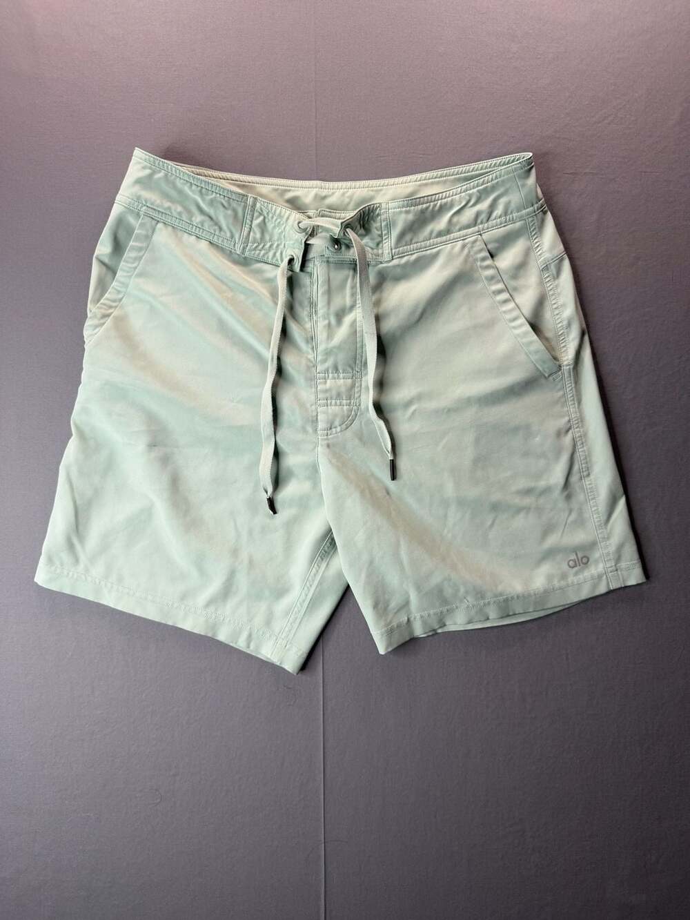 Alo Yoga Hybrid Shorts Sage Green Drawstring Mens size medium Lounge Casual